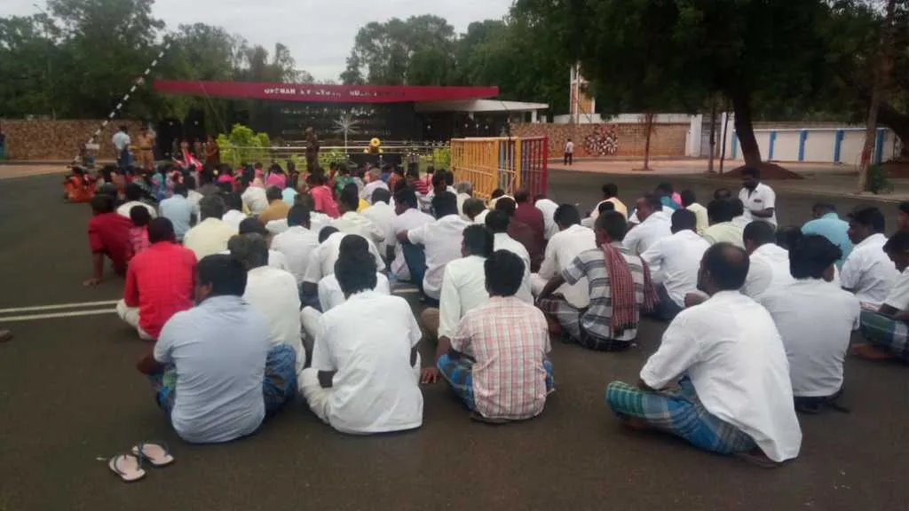 Defense plant workers announce 1-month strike to denounce federal government